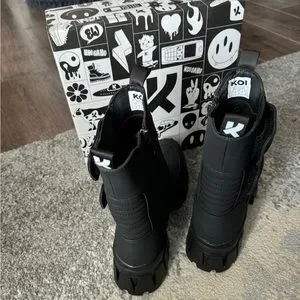 日本未入荷 Koi Footwear / Vader Men's Padded Croft Boots s_wp_65fee2d017e49c40f75693ad.webp
